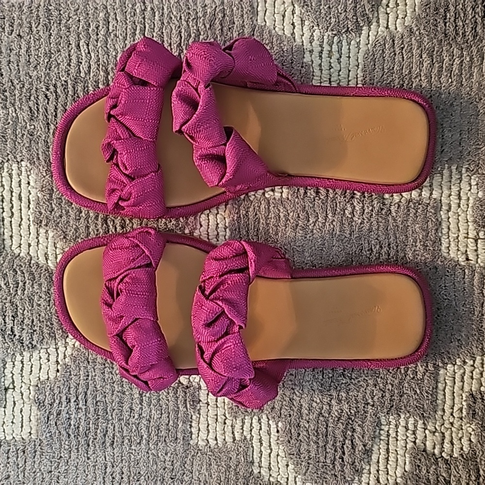 Womens size 7 fushia knot slip on sandal